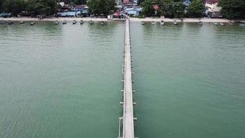 vlieg over de brug bij teluk kumbar. video