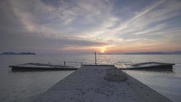 timelapse vacker solnedgång vid lonely pier. video