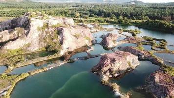 verlaten steengroeve om grondstof te produceren voor steenoven in penang, maleisië. video