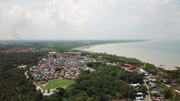 vista aérea pueblo malayo tradicional cerca de kuala muda, penang. video