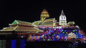 drone-opname om 's nachts het kuan yin-paviljoen in de kek lok si-tempel te onthullen. video