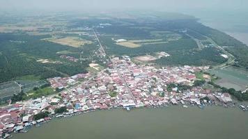 luchtfoto landschap vissersdorp sungai udang, Pulau pinang. video