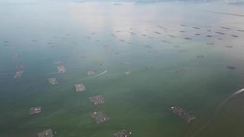 le barche da pesca con panoramica aerea salpano verso il secondo ponte di Penang video