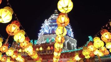 linterna colorida decorada cerca de la pagoda en el templo kek lok si. video