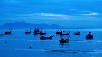 beau bateau et colline. video