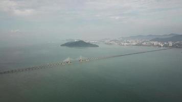 vista aérea ponte penang com ponte sultão abdul halim muadzam shah. video