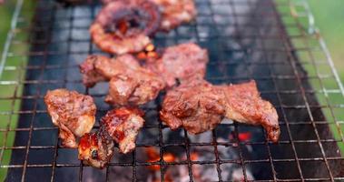 Party rohes Schweinefleisch mariniertes, in Essig eingelegtes Fleisch mit Gewürzen, das auf Spießen auf einem holzbefeuerten Grill im Freien gekocht wird, für ein Sommerpicknick in der Außenküche des Restaurants zum Abendessen video