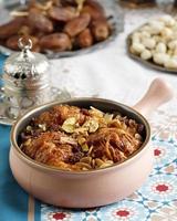 um ali u om ali, que significa la madre de ali. es un postre tradicional oriental elaborado a base de pan, leche y algunas nueces. foto