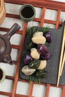comida tradicional del día de chuseok, pastel de arroz en forma de media luna coreana o songpyeon. hecho de harina de arroz coreana con semillas de sésamo foto