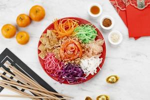 salmón yee cantó o yusheng, un plato de lanzamiento de prosperidad para la celebración del año nuevo chino foto