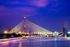 puente rama viii en bangkok tailandia foto