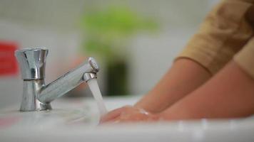 se laver les mains avec de l'eau chaude savonneuse et se frotter les ongles et les doigts en se lavant fréquemment ou en utilisant un gel désinfectant pour les mains prévenir l'infection, l'éclosion de covid-19. video