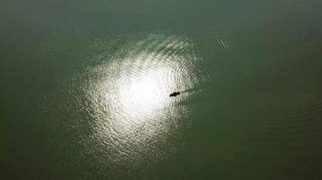 barcos de vista aérea se movem no mar com reflexo do sol. video
