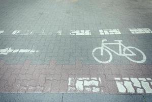 carril bici en una calle de la ciudad foto