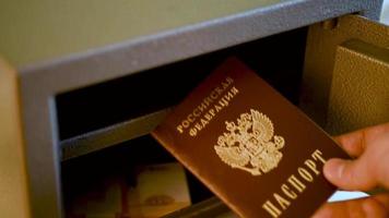 o passaporte russo é colocado em um cofre fechado a sete chaves. video