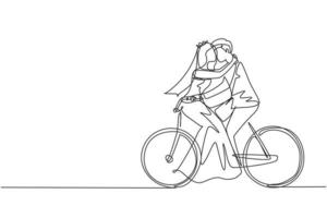 dibujo de una sola línea pareja casada activa montando en bicicleta juntos. feliz lindo enamorado hombre y mujer ciclista abrazando sentimiento amor vistiendo vestido de novia. vector gráfico de diseño de dibujo de línea continua