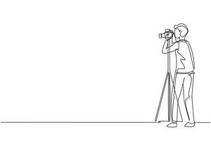 Continuous one line drawing male photographer with camera. Studio photo. Professional photographer taking pictures, images. Photography concept. Single line draw design vector graphic illustration