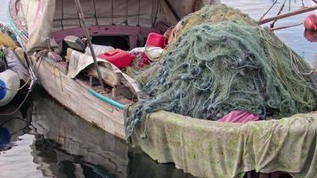 oude vissersboot staande in de haven video