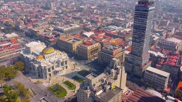 bellas artes palace det är en teater i mexico stad och ett stort torn som heter latinoamericana precis i staden video