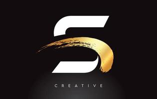 logotipo de letra s dorada con aspecto artístico de trazo de pincel sobre vector de fondo negro