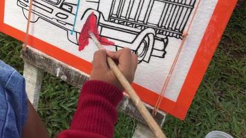 kleuroefeningen met aquarellen op canvas van piepschuim. video