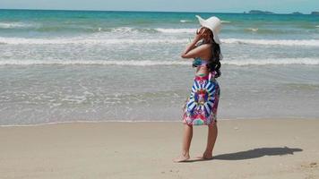 sexy bikini vrouw lopen op een tropisch strand. concept vrijheid, levensstijl video