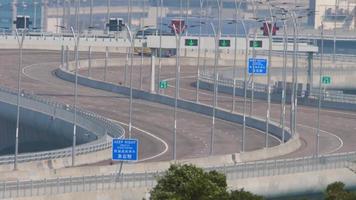 hong kong 10 novembre 2019 - vista del viadotto curvo vuoto dell'autostrada a hong kong. video