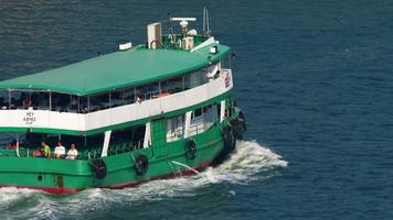 hong kong 10. november 2019 - kleines ramponiertes passagiermotorschiff fährschiff, das im meer kreuzt. video