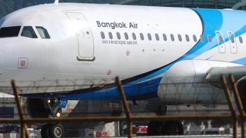 phuket, tailandia 30 de noviembre de 2018 - bangkok airways airbus 320 hs ppk rodando hasta la posición de inicio para despegar del aeropuerto internacional de phuket. video