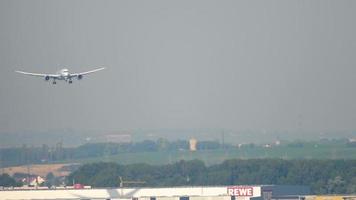 frankfurt am main, tyskland 19 juli 2017 - air canada boeing 787 dreamliner närmar sig innan landning vid 07 l, slow motion. fraport, frankfurt, tyskland video
