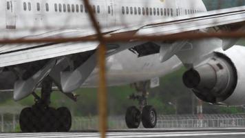 phuket, Tailandia 26 novembre 2017 - thai airways boeing 747 hs tgb in rullaggio per iniziare, all'aeroporto internazionale di phuket video