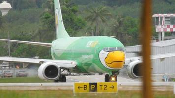 phuket, tailândia, 26 de novembro de 2017 - nok air boeing 737 hs dgb, taxiando para o início no aeroporto de phuket. praia de mai khao video