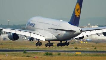 frankfurt am main, alemanha 20 de julho de 2017 - lufthansa airbus a380 d aimi pousando em 25l. fraport, frankfurt, alemanha video