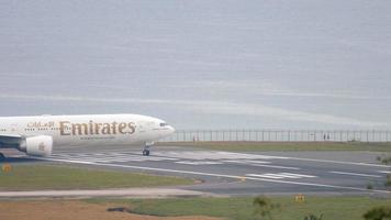 Phuket, Tailandia 28 de noviembre de 2017 - emite boeing 777 a6 epc turn runway antes de la salida del aeropuerto de phuket. video