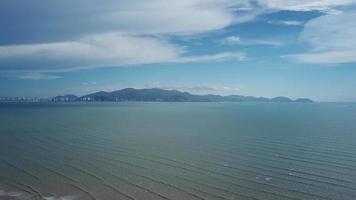 flyga över kusten vid Kuala Muda med bakgrunden Penang Island. video