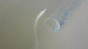 barco de pesca de vista aérea se mueve en círculo en el mar en malasia, sudeste de asia. video