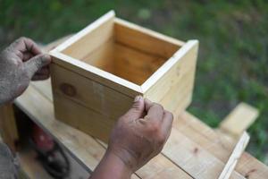 la caja de madera es creada por la mano del hombre. foto