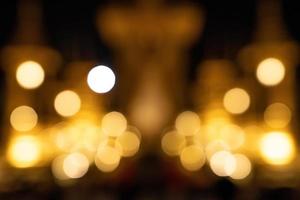 brillante y brillante círculo de oro bokeh templo de tailandia en la noche. foto