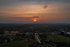 vista del atardecer desde drone, valle rural de tailandia en el campo. foto