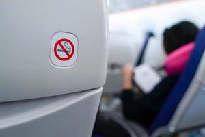 señal de prohibido fumar en el asiento del avión. foto