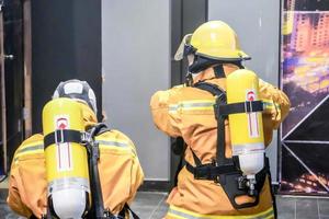 bombero de servicio con su uniforme amarillo. foto