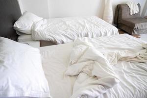 cama y almohada usadas en el dormitorio del resort de tailandia. foto