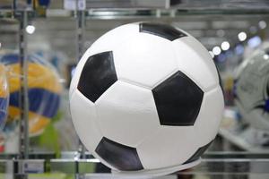 pelota de fútbol en el estante para la venta en la tienda de deportes. foto