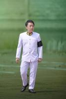 el hombre tailandés asiático viste el traje formal blanco para el importante evento del gobierno con fondo verde. foto