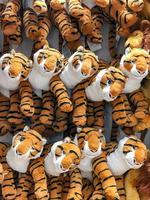 los muñecos de tigre cuelgan de la pared para las ventas en la salida de niños en los grandes almacenes. foto