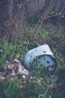 balde viejo en el bosque foto
