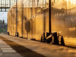 tren de pasajeros en una terminal de estación cubierta foto