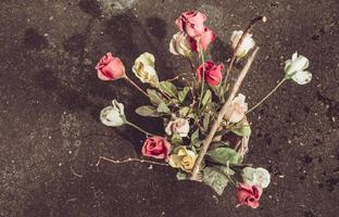 una canasta de flores artificiales en ruinas foto