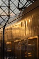 tren de pasajeros en una terminal de estación cubierta foto