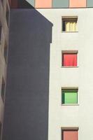 edificio residencial con ventanas foto